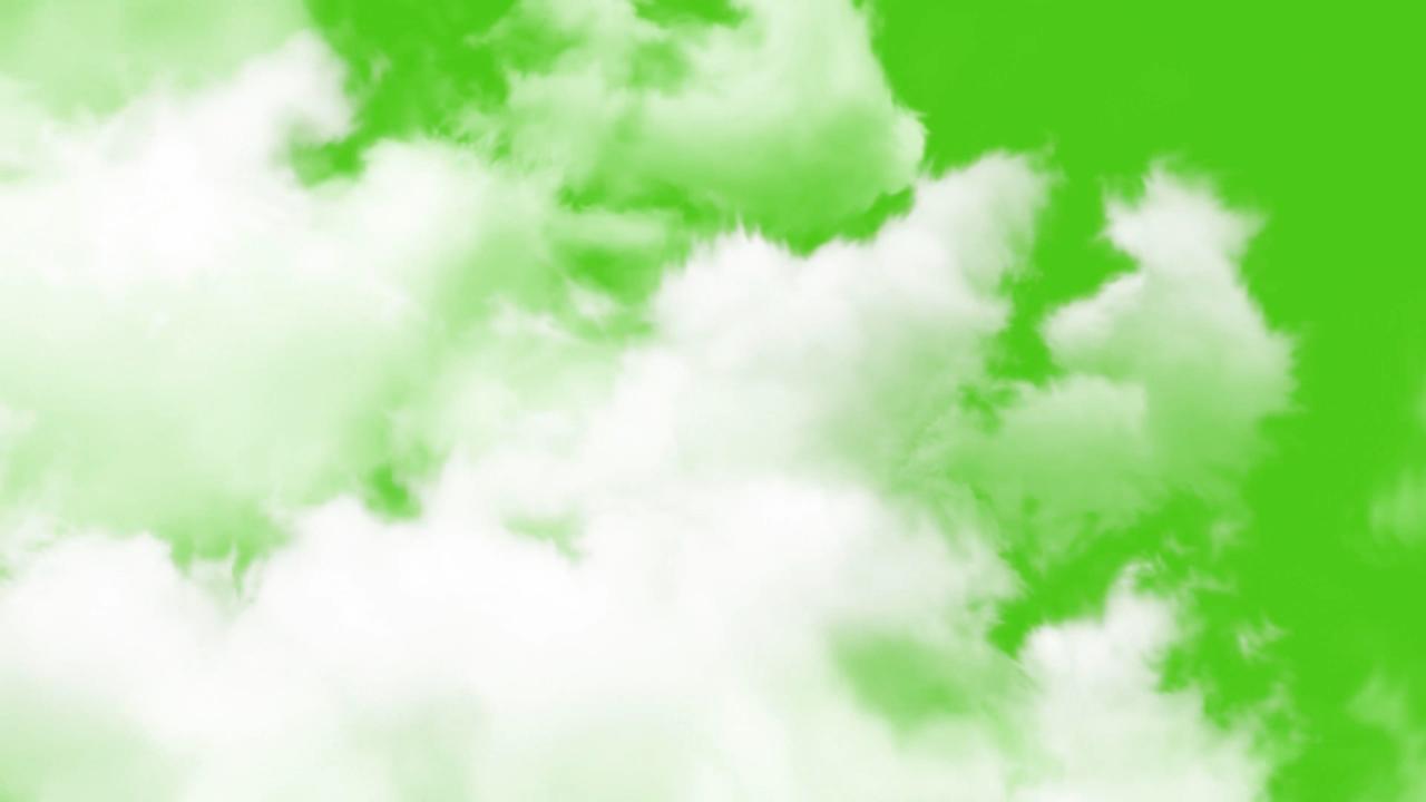 4K云彩向镜头飘来绿背景视频素材