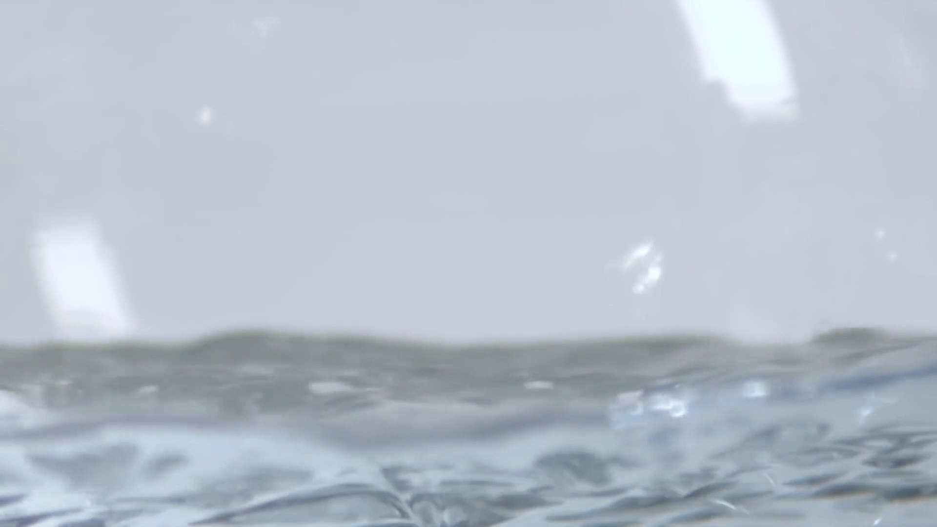 白水倒入容器视频素材