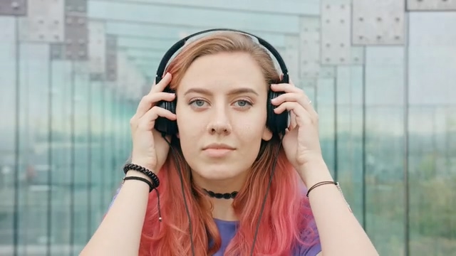 戴耳机听音乐的紫发美女
