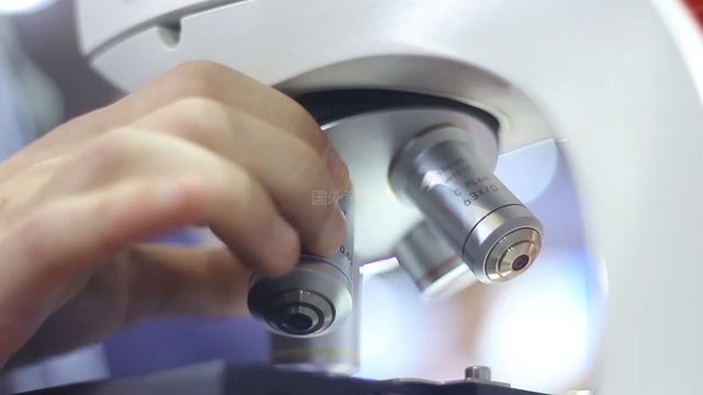 科学家旋转显微镜的镜头