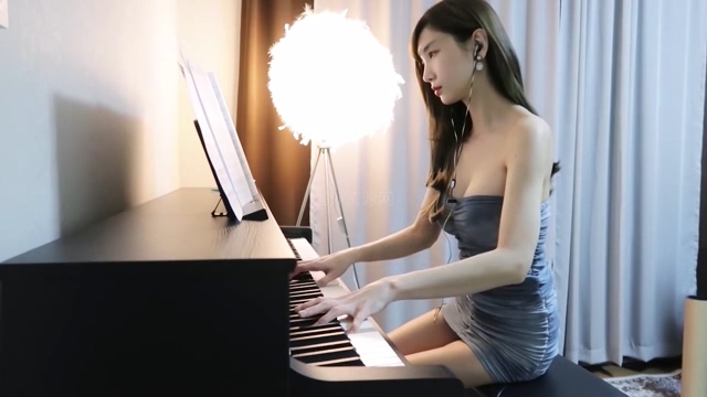 弹钢琴的大美妞视频