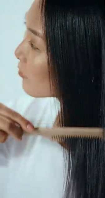 梳头发的亚裔女孩视频素材