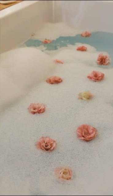 浴缸里面的花朵视频素材
