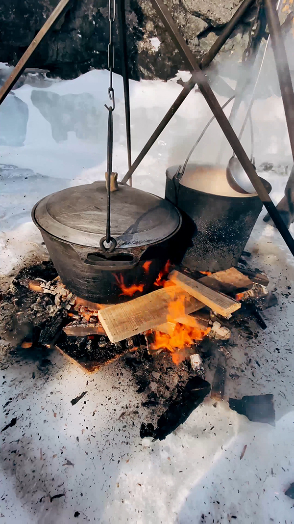 在雪地里烧火做饭视频素材