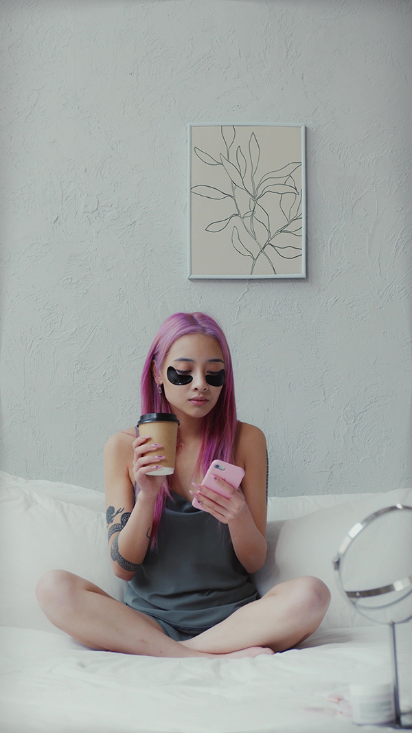 一边喝咖啡一边玩手机的紫发少女