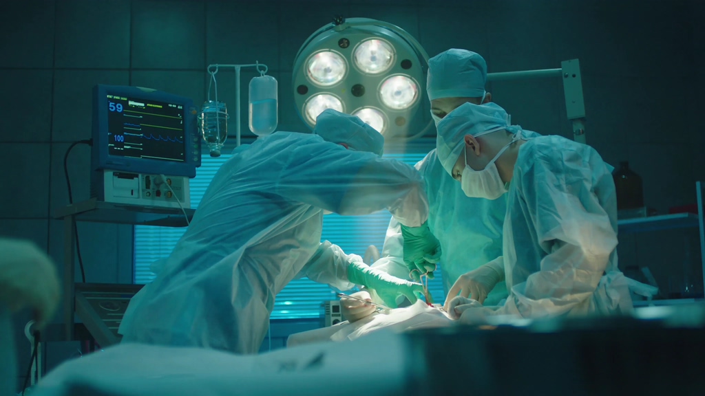 4K手术室里的外科医生在做手术