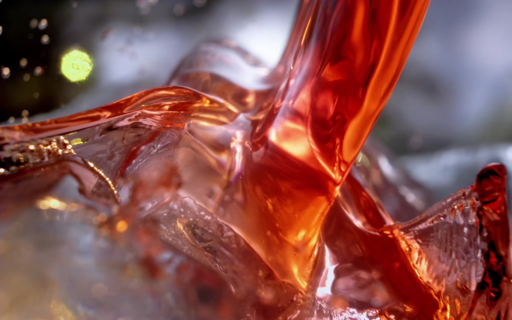 4K红色的液体酒水和冰块视频