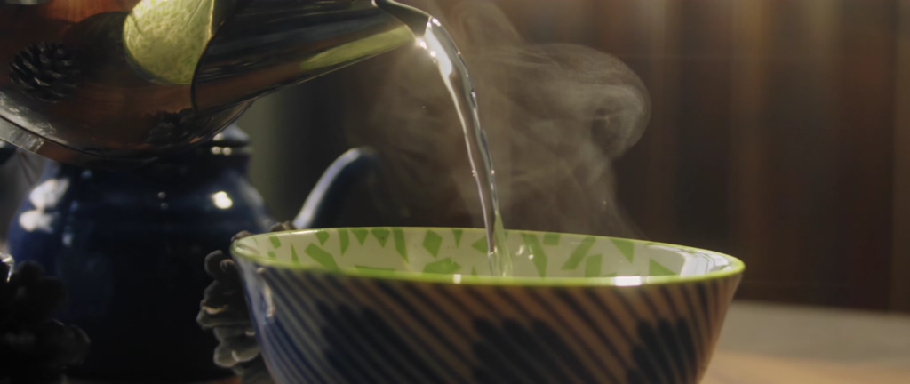 4K茶壶往碗里倒水泡茶视频素材