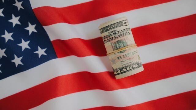 美国国旗上的美金视频素材