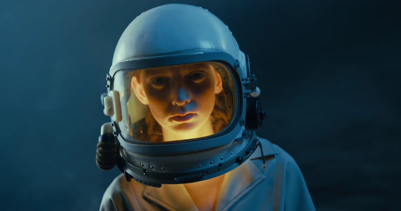 带着宇航员头盔的女人视频素材
