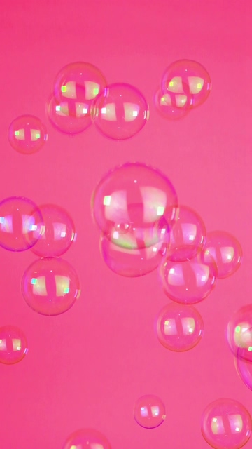 气泡漂浮在粉红色的背景上