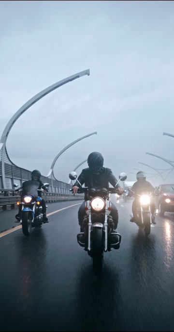 下雨天骑摩托车的车队行驶在路上竖屏视频素材