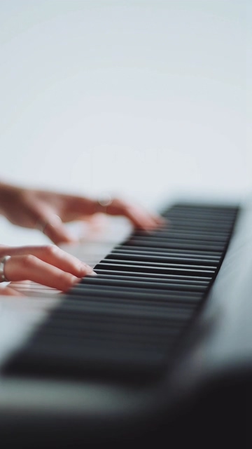 弹钢琴的美手视频素材