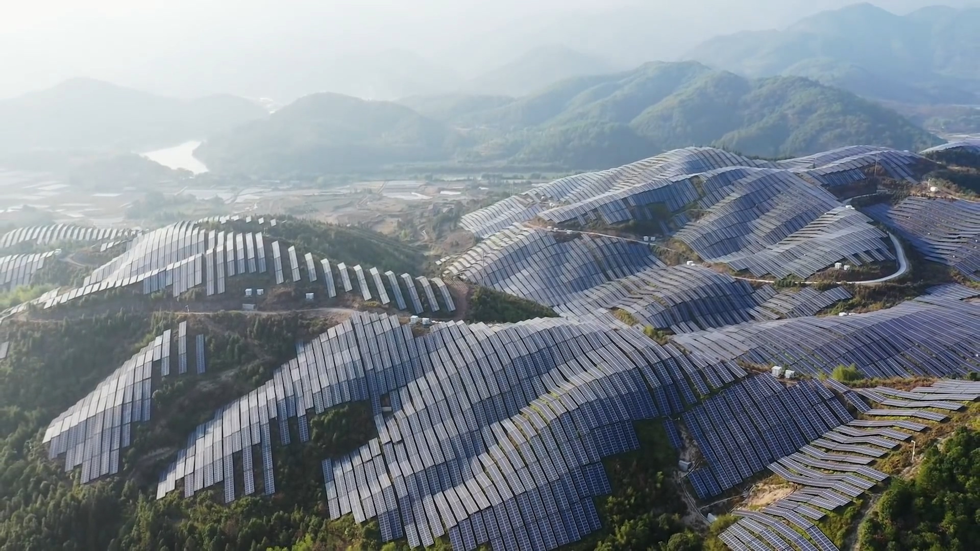 世界上最大的浮动光伏太阳能农场视频素材完整版