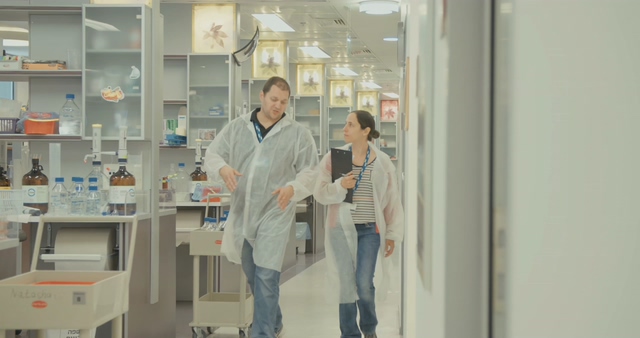 实验室里的两个科学家向镜头走来视频素材