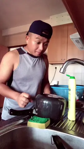 在厨房洗碗的小哥恶搞视频素材