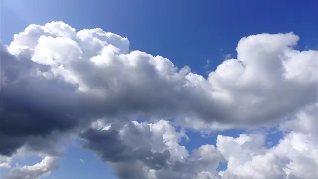蓝天上快速移动的云彩视频