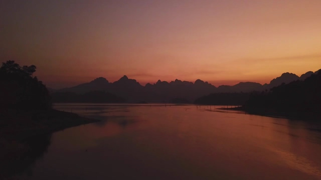 日出前的湖面和山峦视频素材
