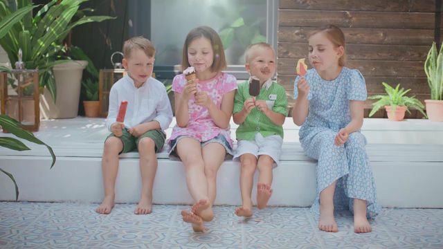 4K孩子们坐着开心地吃着冰淇淋