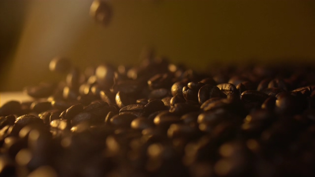 4K暖色调向下掉落的咖啡豆视频