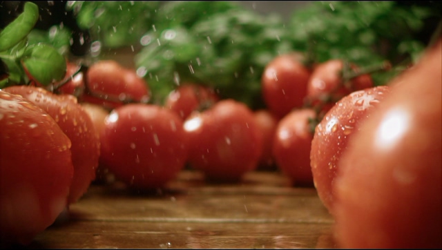 4k雨洒在西红柿上移动镜头视频