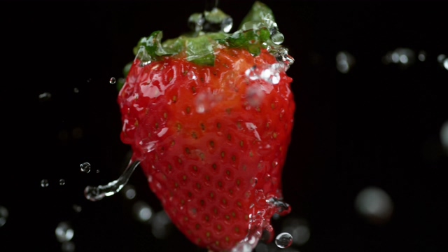 4K一颗旋转的草莓慢动作水花视频