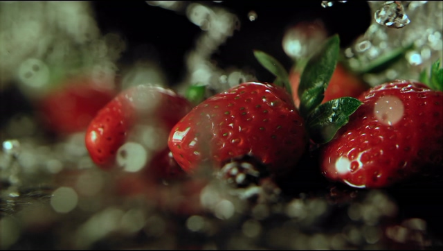 4k水花冲过草莓表面视频