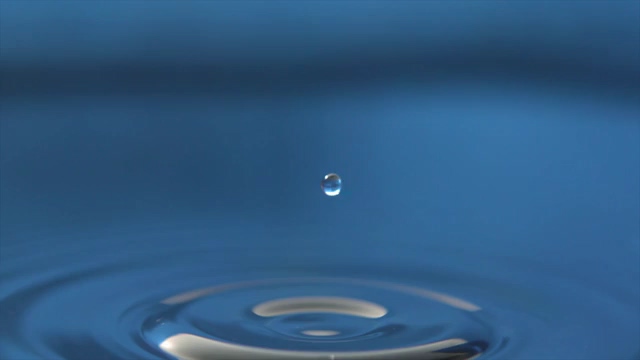 一滴水掉入水面激起涟漪视频免费