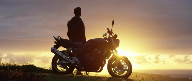 4K山顶上夕阳前的摩托车视频素材