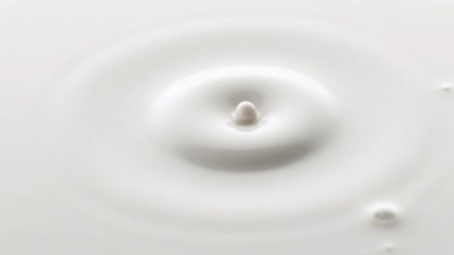 4K一滴牛奶激荡起的涟漪视频素材
