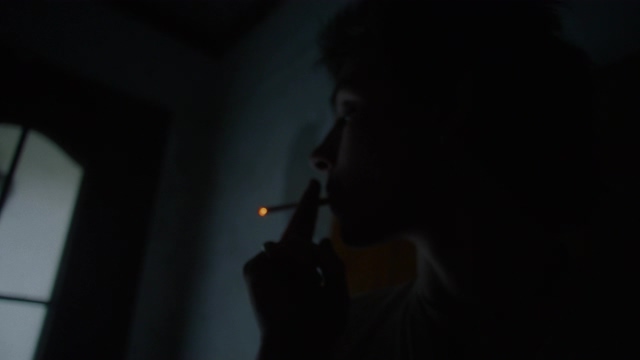 4K抑郁的人焦虑抽烟视频