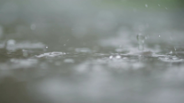 4K下雨天的水滴视频素材