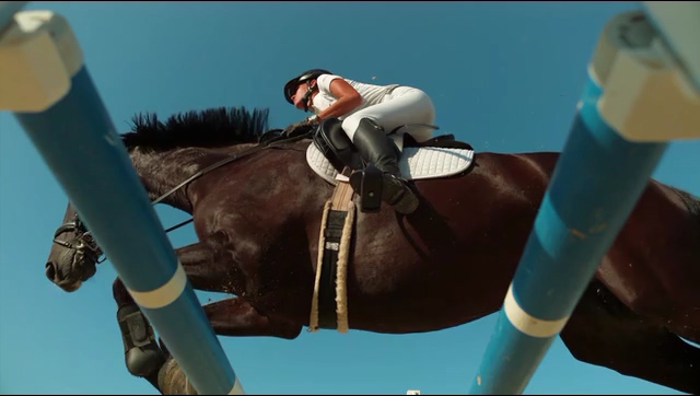 骑马跳过栏杆视频素材