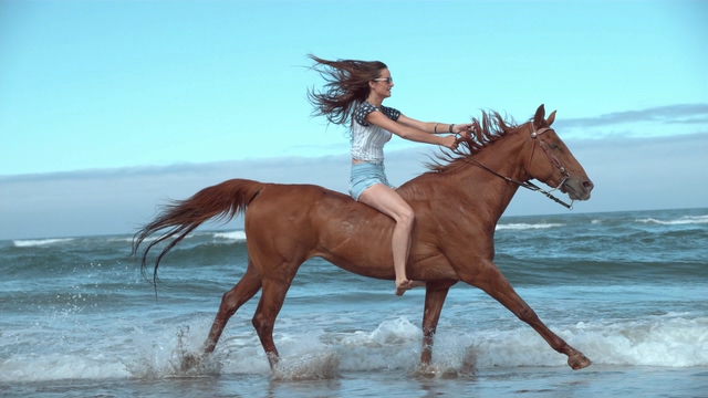 4K骑马奔腾的女人视频素材
