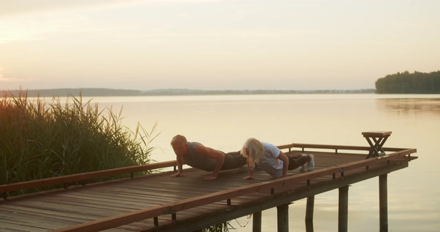在湖边的桥上做瑜伽的两个人视频素材