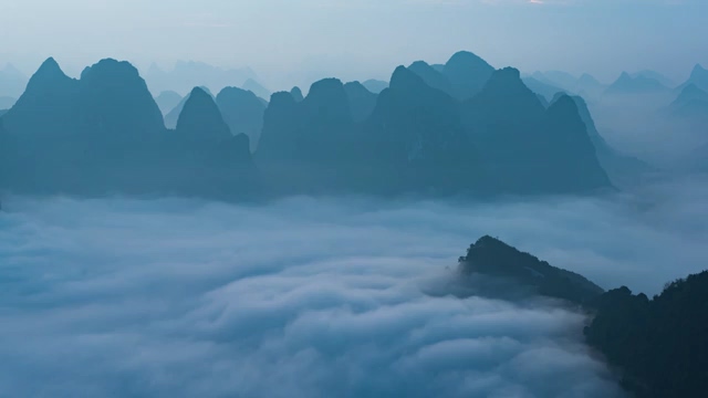 中国风云雾山的山峰彼此起伏免费视频