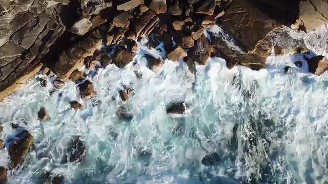 浪花拍打在石头上视频素材