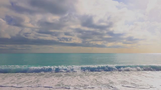 海边沙滩上的浪花免费视频素材
