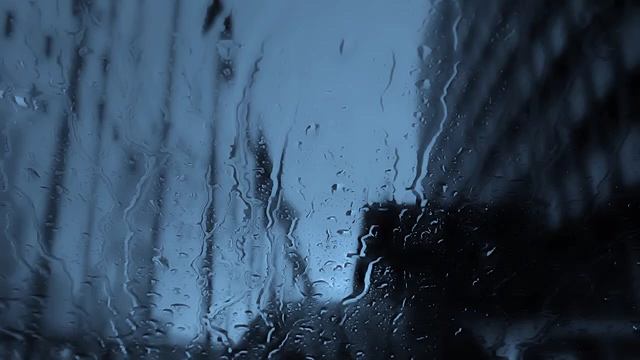下雨天玻璃上的水视频免费下载
