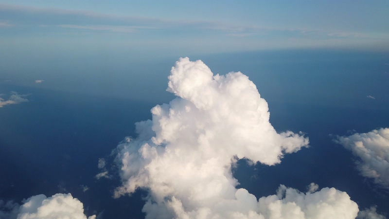 4K飞机视角天上的一朵蘑菇云视频素材