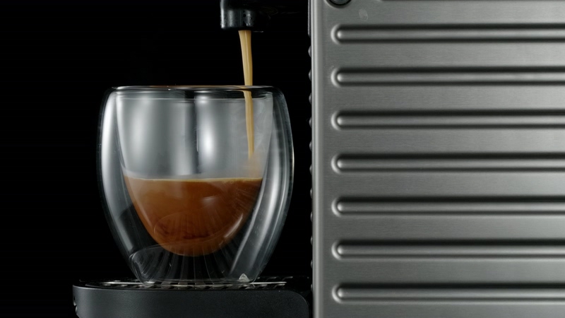 4K咖啡机出咖啡侧面视频素材