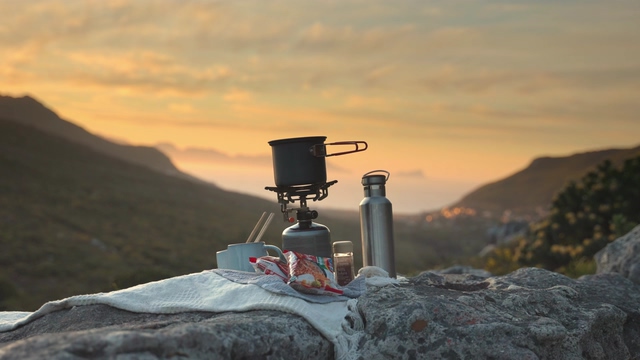 野炊爬山户外山顶上的厨具水杯露营视频素材