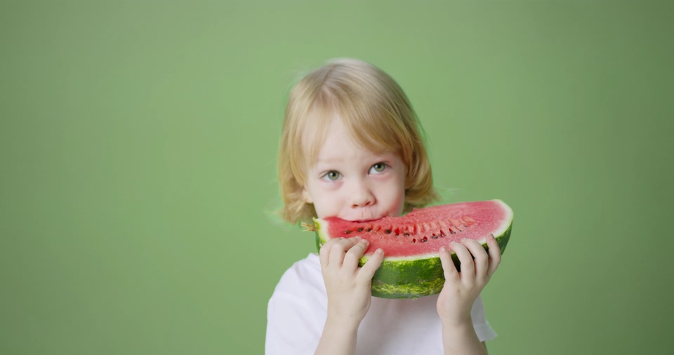 吃西瓜的小孩视频素材