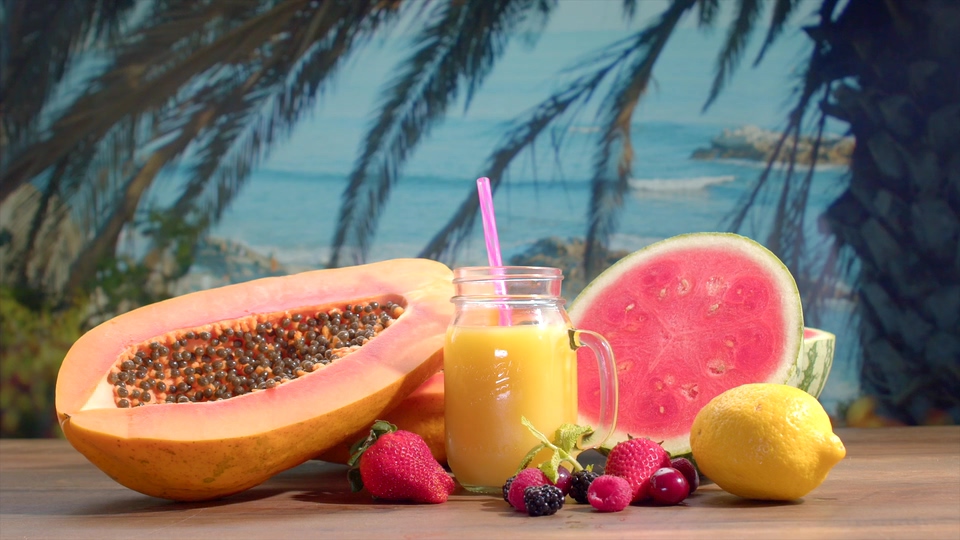 夏天视频素材海边沙滩棕桐树下的水果果汁