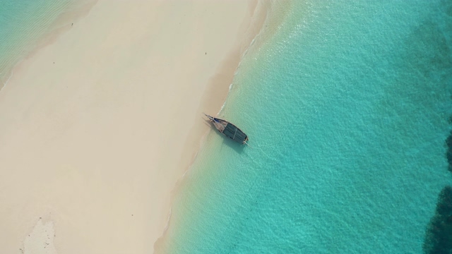 唯美视频素材冷暖对比的沙滩与海和独木船