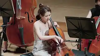 音乐厅视频素材，秘密花园之歌拉大提琴的美女