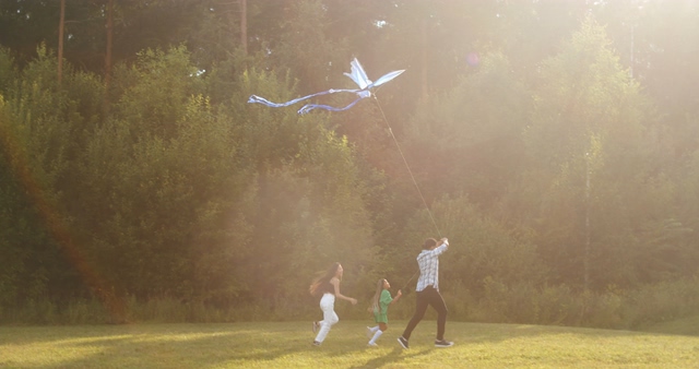 一家人视频素材，一家人在放风筝
