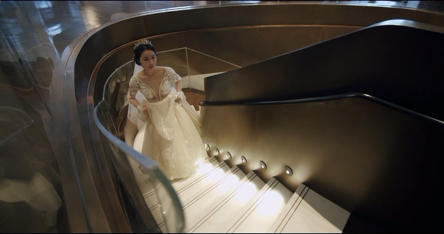 婚礼视频素材，漫步在旋转的楼梯里