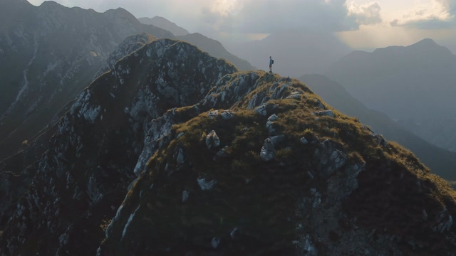 山顶视频素材，一个人走在山顶上