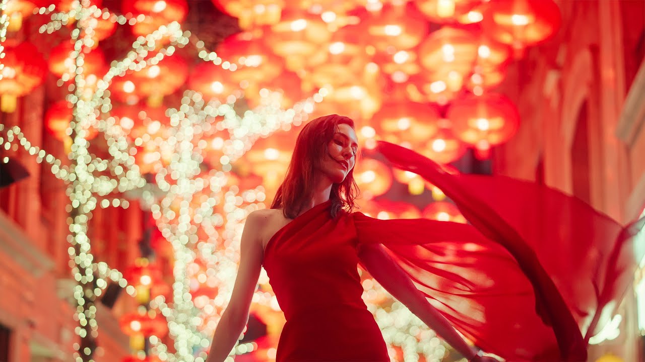 红裙子美女视频素材_4K庆祝中国新年的红色文化